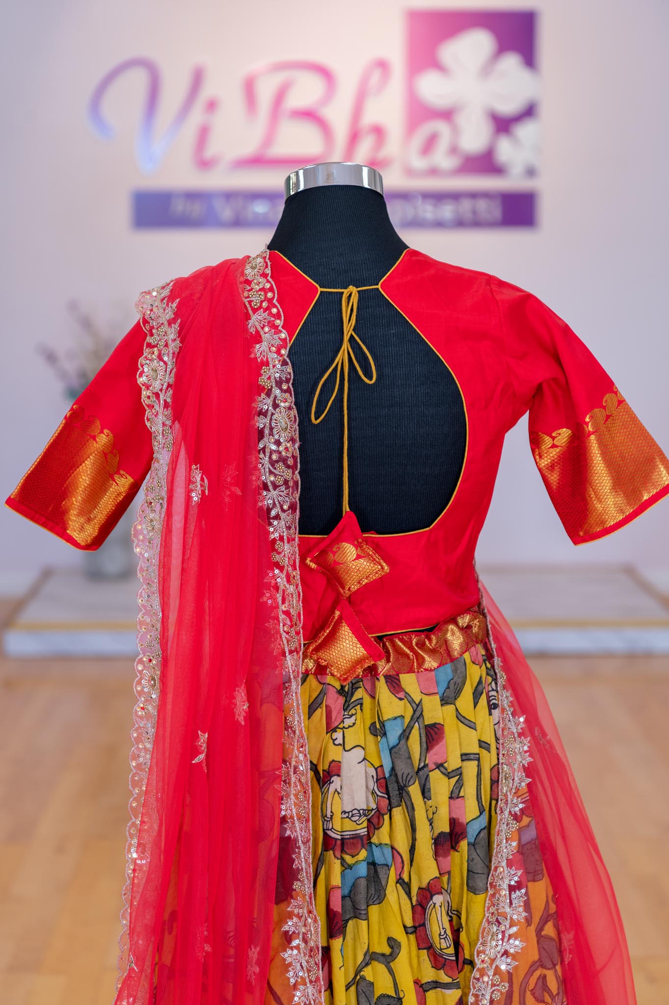 While purchasing a lehenga, you can measure flare (ghera) by yourself. An  ideal flare to give a full circle is minimum of 6.5mtrs for an average  height girl (5 feet). Step 1: