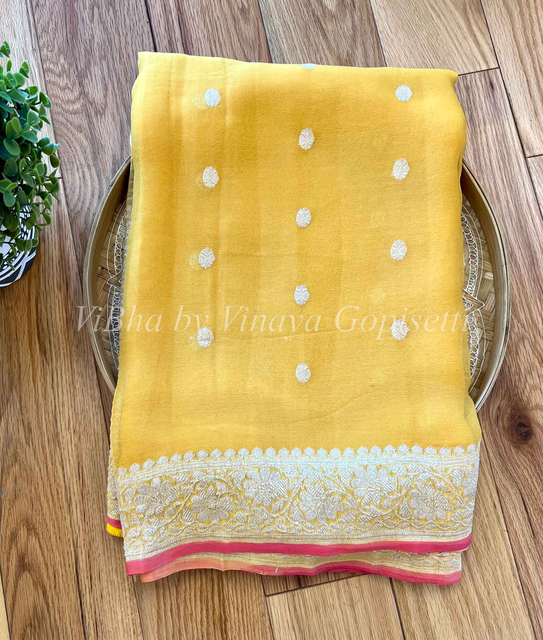 Banarasi Style Green & Golden Woven Design Banarasi Saree Price in India,  Full Specifications & Offers | DTashion.com